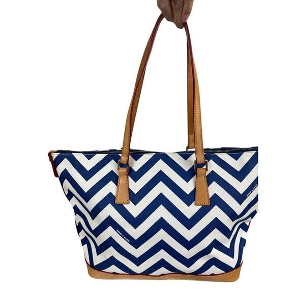 Dooney & Bourke Navy Chevron Tote w/ Pouch Canvas Leather Trim NWT Excellent - Picture 5 of 12